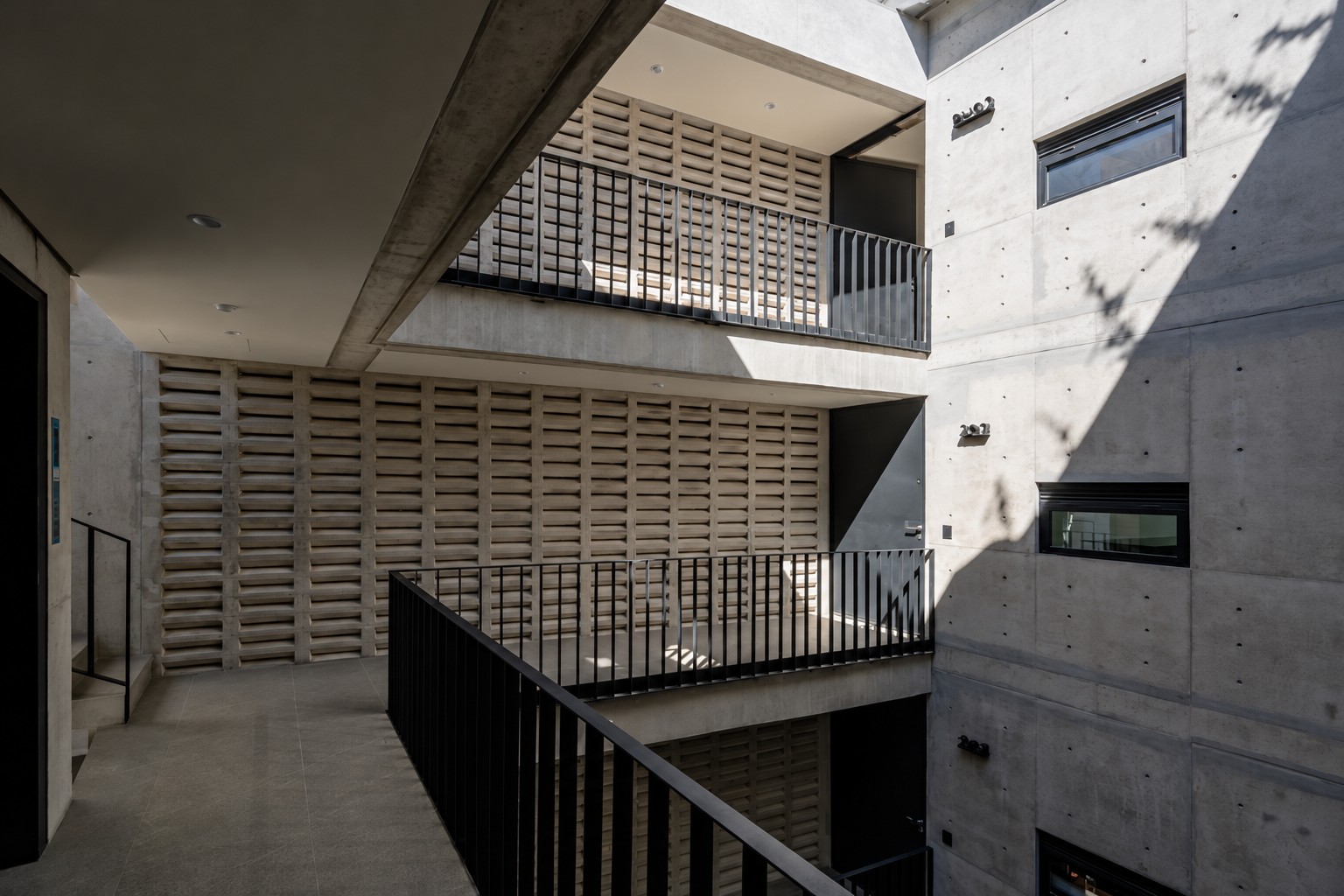 Alfonso Reyes 195 — Patio interior de concreto con corredores