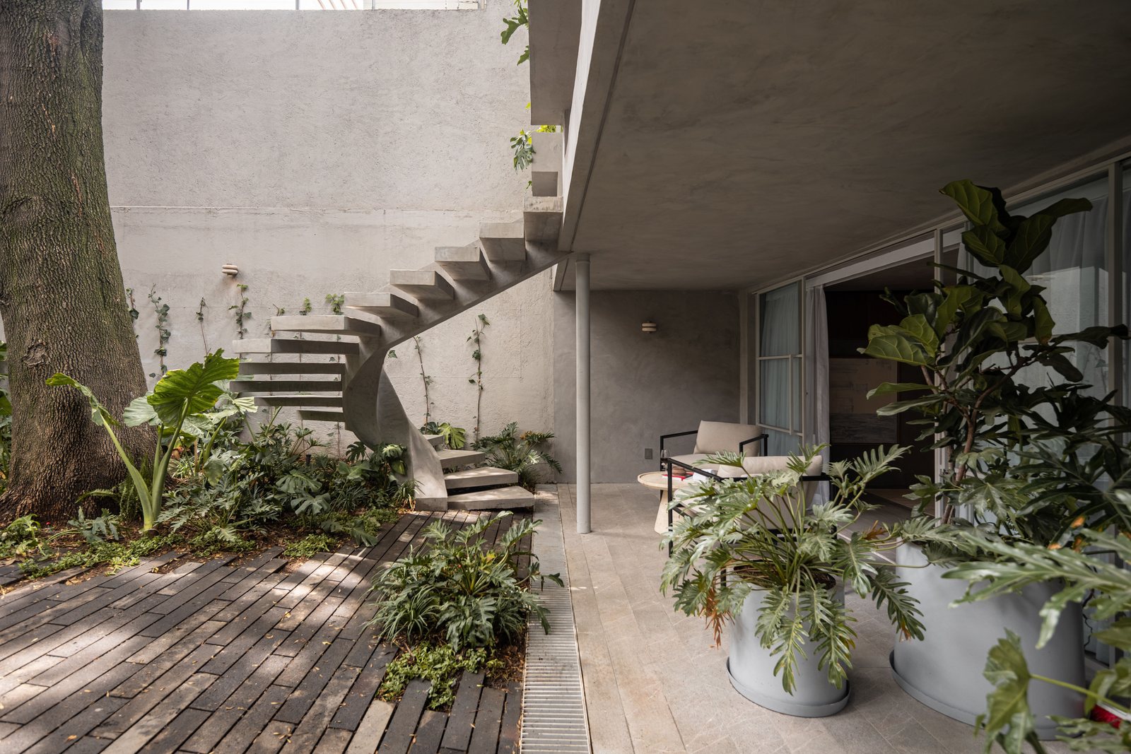 Casa Lévora — Patio interior, escalera de caracol