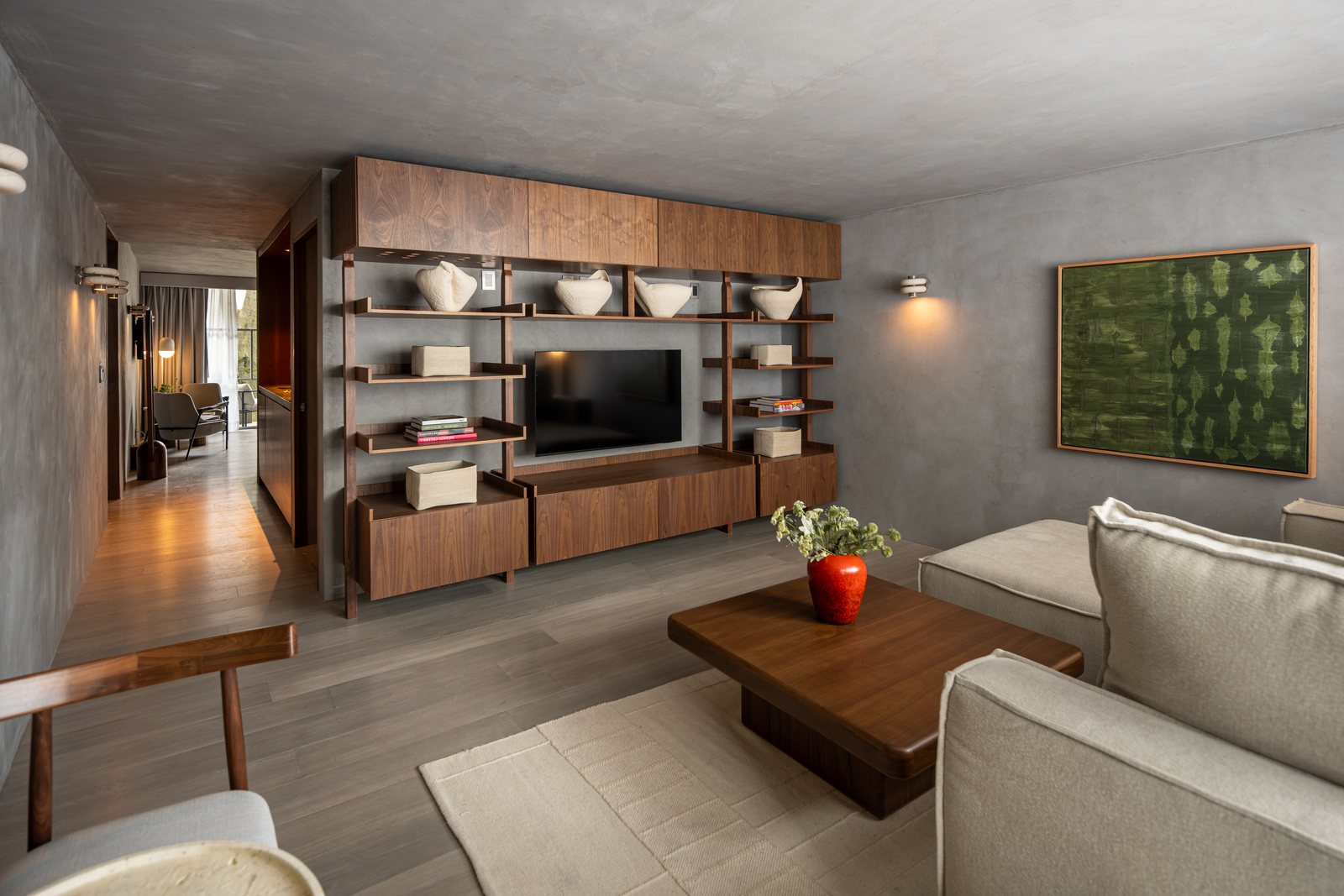 Casa Lévora — Suite, sala con estantería de madera