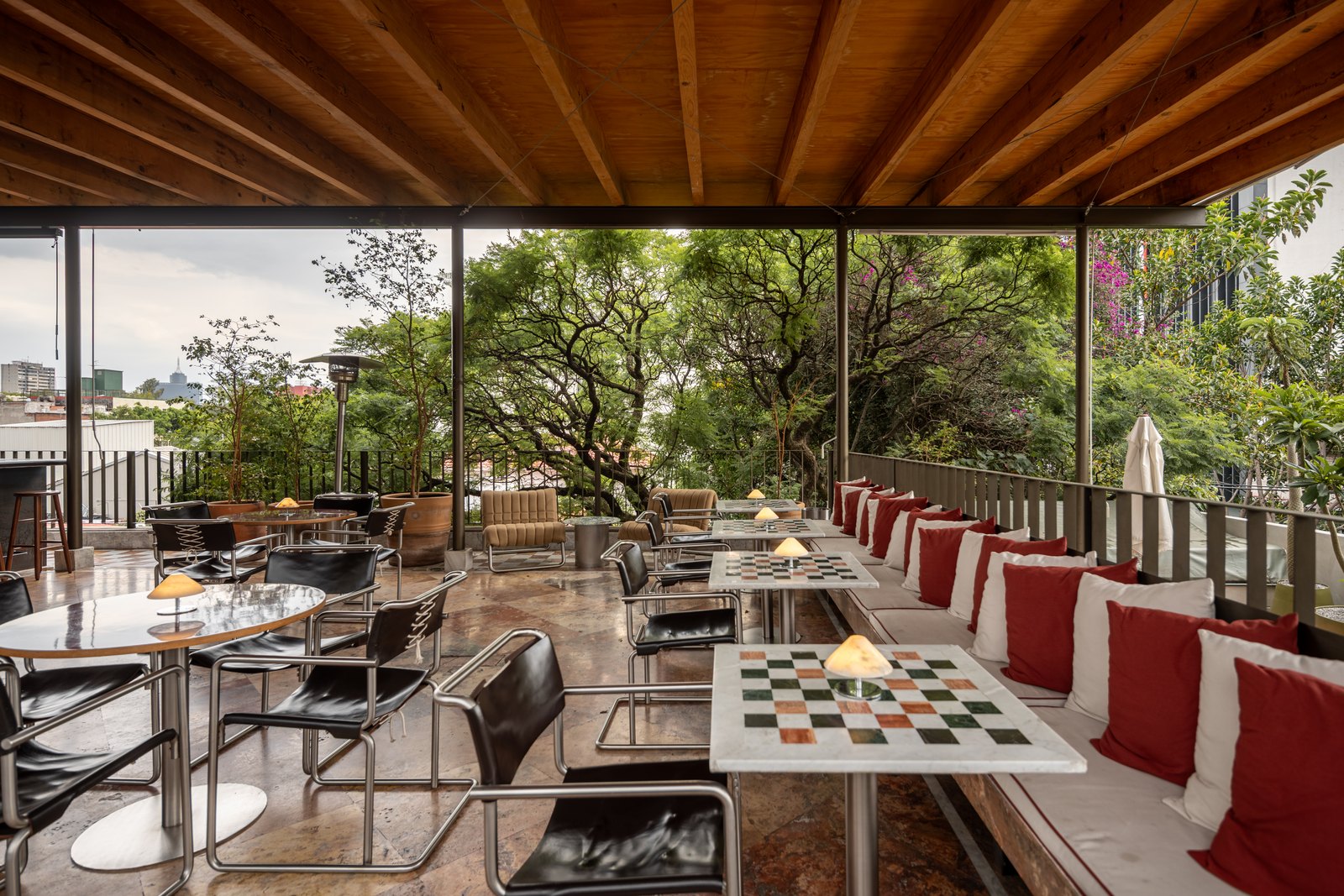 Dama — Terraza bajo la estructura de madera