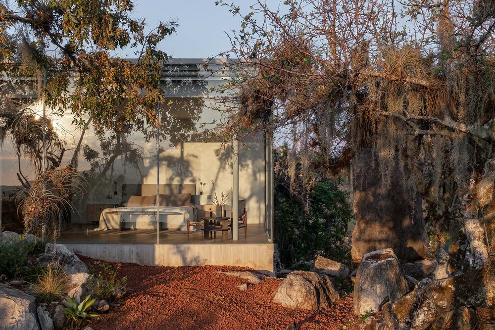 Las Rocas — Volumen acristalado al atardecer entre la vegetación