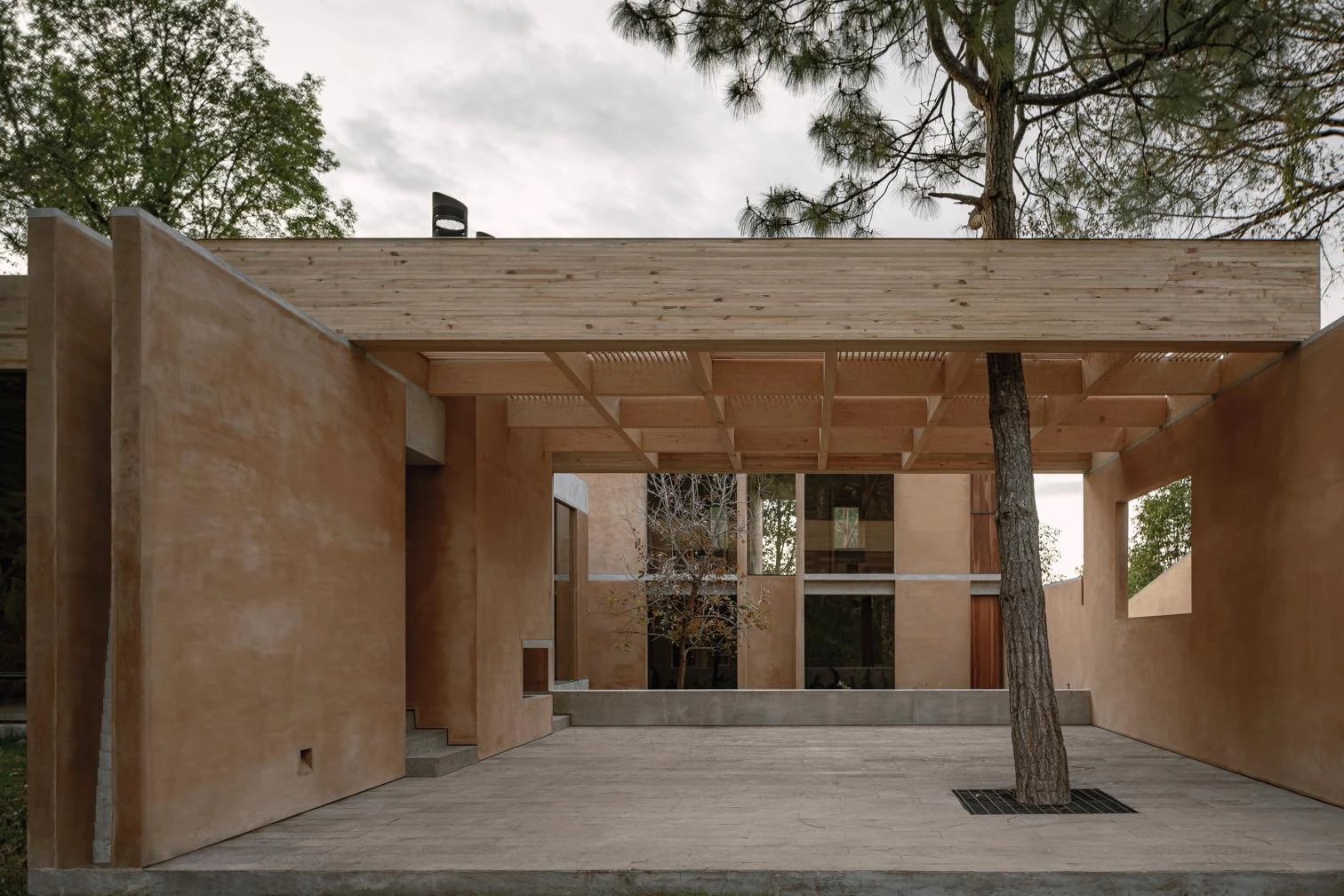 Los Helechos — Patio cubierto con pérgola de madera