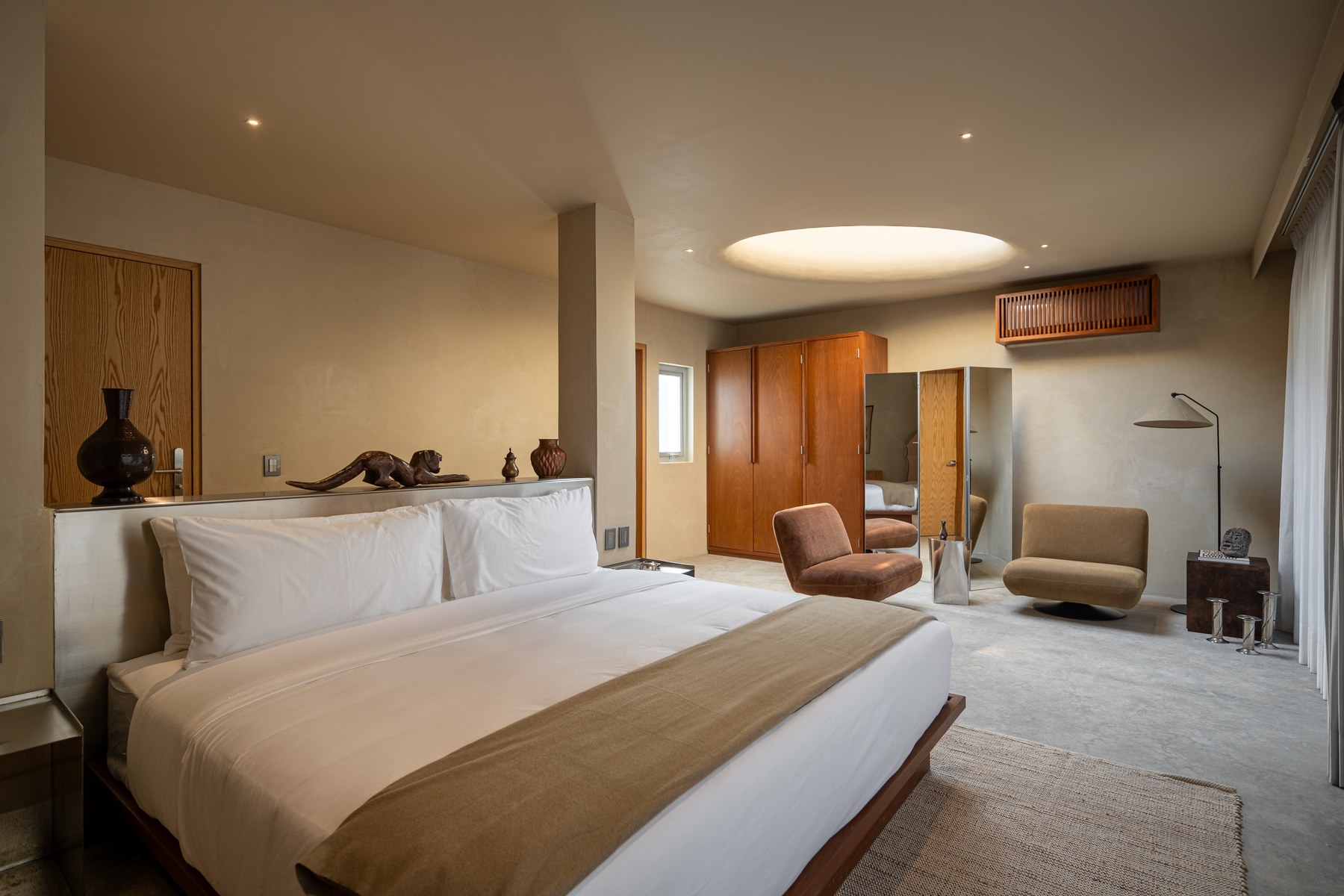 Hotel Oculto — Suite king con plafón circular iluminado