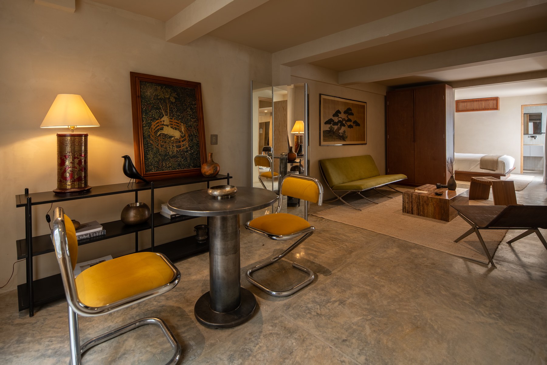 Hotel Oculto — Signature King Suite, estancia hacia la recámara