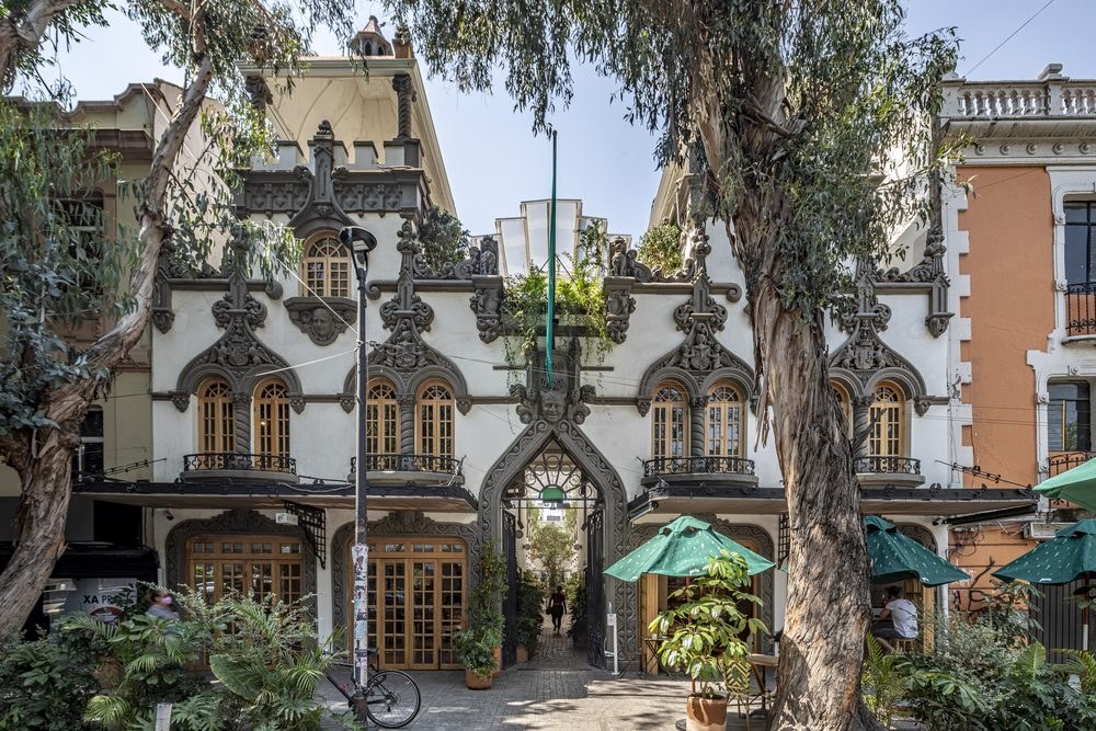 El Parián — Fachada del pasaje sobre la calle