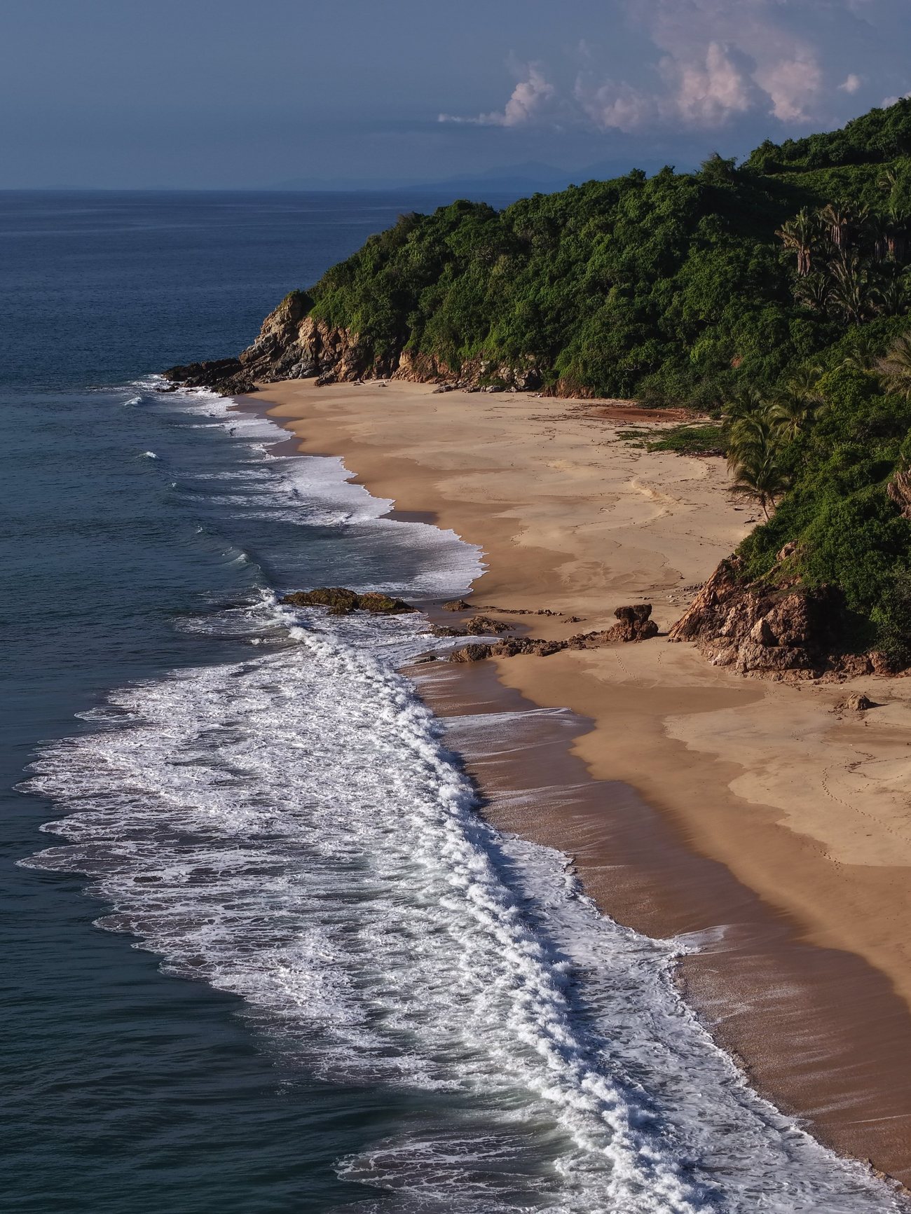 Las Bancas — Playa al atardecer bajo el acantilado