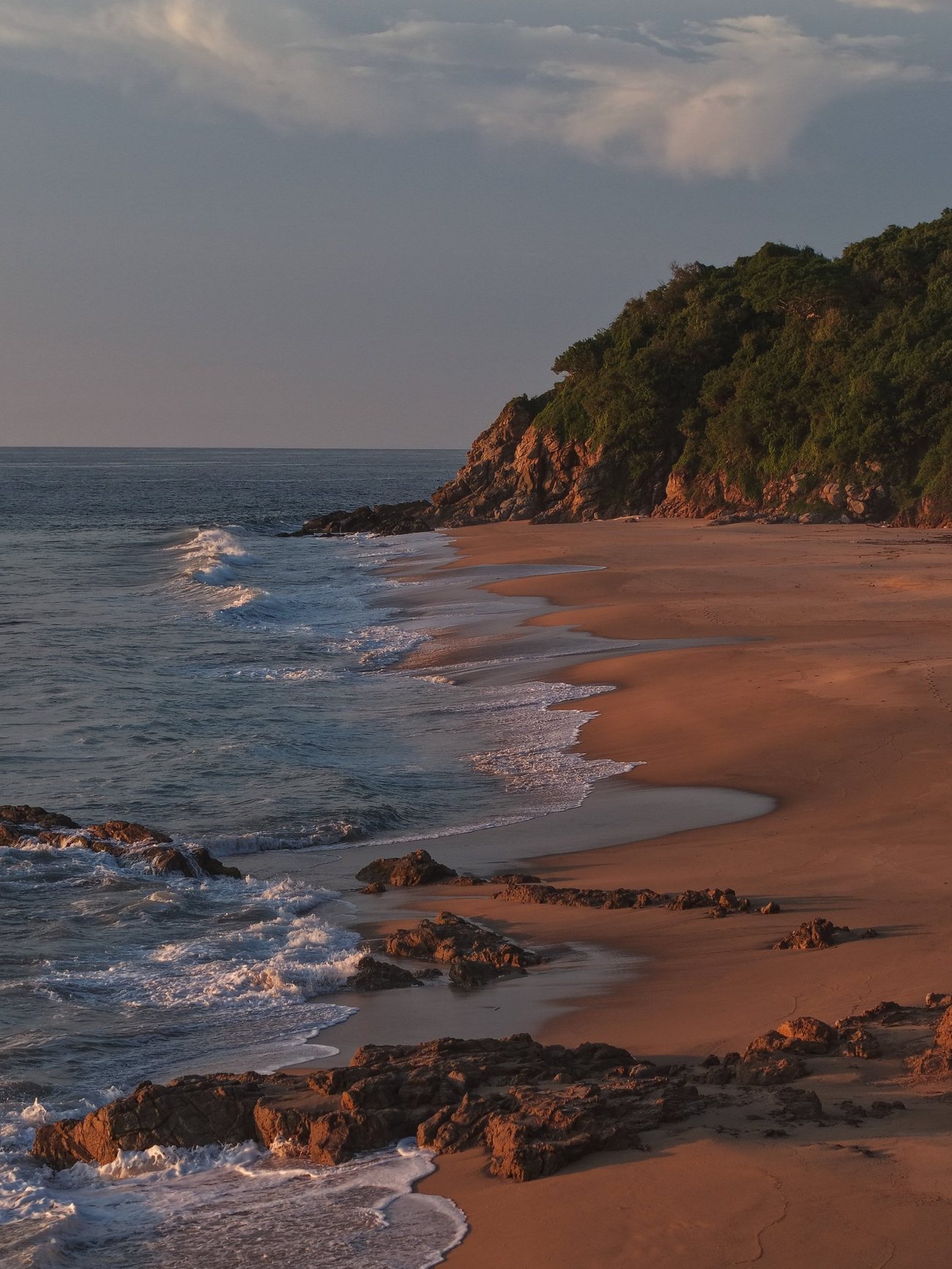 Las Bancas — Rocas en la orilla con luz de tarde