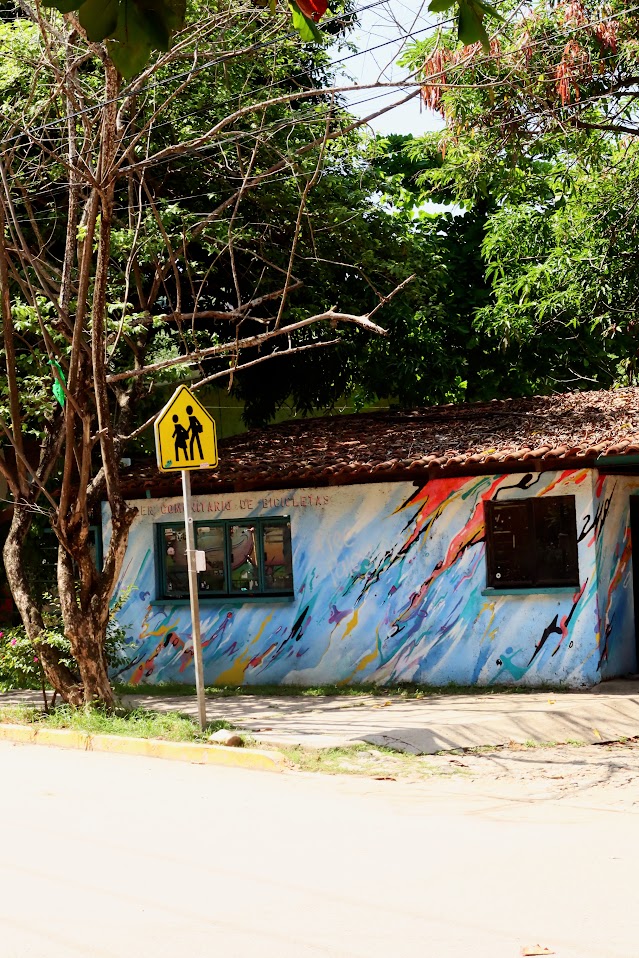 San Pancho — Casa con mural junto a la calle
