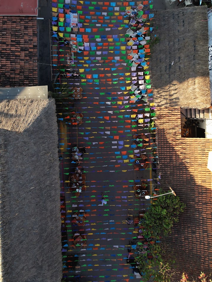 San Pancho — Pasaje con papel picado, vista aérea