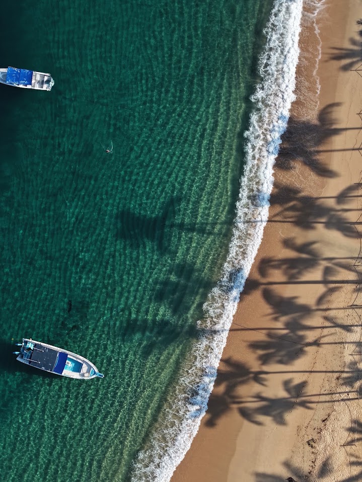 San Pancho — Playa con sombras de palmeras, vista aérea